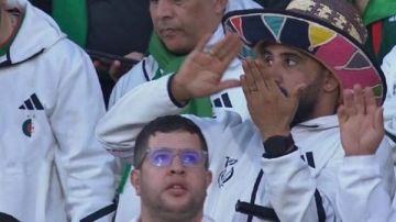 المغرب تقرر إيقاف مشجع لتمزيقه نقودا بلقاء الجزائر ونيجيريا