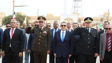 تخليدا لشهداء شدوان.. محافظ البحر الأحمر يضع إكليلا من الزهور علي النصب التذكاري بالغردقة