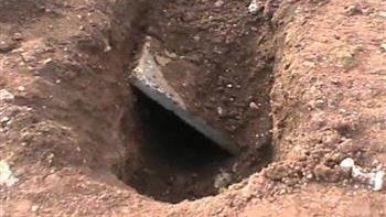 ما حكم وضع حجر أو تراب تحت رأس الميت عند الدفن؟.. الإفتاء تجيب