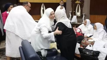 مطار القاهرة يودع أولى أفواج عمرة لجنة النشاط الرياضي بشركة الميناء مطار القاهرة يودع أولى أفواج عمرة لجنة النشاط الرياضي بشركة الميناء