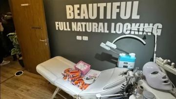 وزارة الصحة تغلق عيادة ديونا للجلدية والليزر.. تديرها أجنبية منتحلة صفة طبيب وزارة الصحة تغلق عيادة ديونا للجلدية والليزر.. تديرها أجنبية منتحلة صفة طبيب