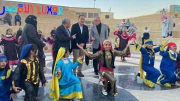 أطفال الأقصر يغنون لـ رئيس الوزراء : عندنا فرح واتنصب يا لابايش يا قصب