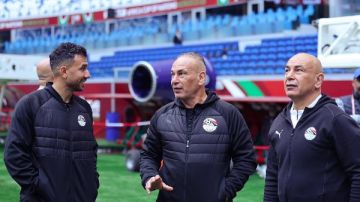 تحركات أخيرة لمنتخب مصر قبل مواجهة السنغال .. تفقد أرضية الملعب تحركات أخيرة لمنتخب مصر قبل مواجهة السنغال .. تفقد أرضية الملعب