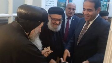 في مشهد وطني ملهم.. رئيس جامعة بورسعيد يترأس وفد الجامعة للتهنئة بعيد الميلاد المجيد