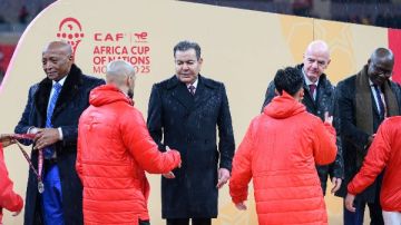 فيديو صدى البلد لحظة تسليم الأمير مولاي رشيد شقيق ملك المغرب كأس أمم إفريقيا للسنغال