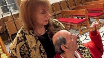 لتشييع نجلها..فيروز تصل إلى الكنيسة بمنطقة المحيدثة بصحبة ابنتها ريما لتشييع نجلها..فيروز تصل إلى الكنيسة بمنطقة المحيدثة بصحبة ابنتها ريما