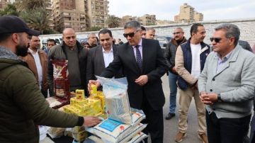 محافظ الجيزة يفتتح سوق اليوم الواحد بشارع الصوامع في حي إمبابة صور