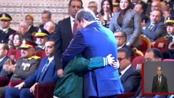 نفسي أطلع ظابط زي أبويا.. الرئيس السيسي يحتضن ابن الشهيد رامي هلال نفسي أطلع ظابط زي أبويا.. الرئيس السيسي يحتضن ابن الشهيد رامي هلال