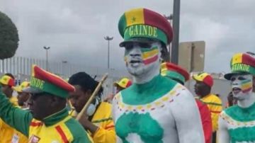 وصول الفرقة السنغالية إلى ملعب طنجة لمؤازرة أسود التيرانجا