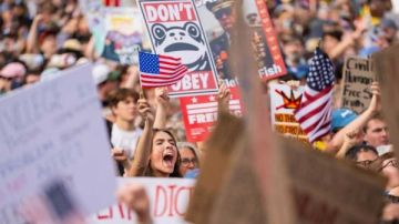 أكثر من ألف مسيرة.. مظاهرات عارمة تضرب أمريكا لهذا السبب