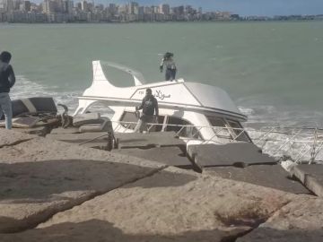 الرياح العنيفة تجرف مركبا سياحيا لصخور محطة الرمل بالإسكندرية