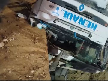 سقوط تريلا في حفرة على الدائري بالمقطم