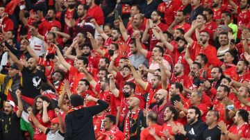 شوف جماهير الاهلي عملت ايه قبل انطلاق لقاء يانج افريكانز.. فيديو وصور