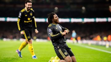 صدمة بشأن مدة غياب باتريك دورجو عن مانشستر يونايتد