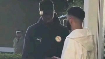 صيباري يزور ميندي ويعتذر بعد حادثة المنشفة في نهائي كأس أمم أفريقيا صيباري يزور ميندي ويعتذر بعد حادثة المنشفة في نهائي كأس أمم أفريقيا