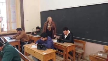 محافظ بني سويف يتابع انتظام سير وأعمال امتحانات الفصل الأول لسنوات النقل