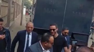 وصول شريف إكرامي إلى مقر محاكمة رمضان صبحي لمساندته خلال استئنافه على حبسه