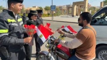 بمناسبة عيد الشرطة.. توزيع الورود والأعلام على المواطنين والسائحين في أسوان بمناسبة عيد الشرطة.. توزيع الورود والأعلام على المواطنين والسائحين في أسوان