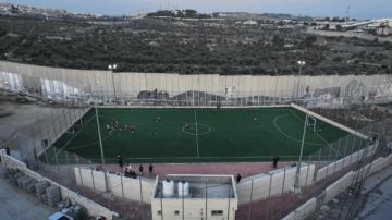 تحت ضغط فيفا ويويفا.. جيش الاحتلال يعلق هدم ملعب كرة قدم بالضفة الغربية تحت ضغط فيفا ويويفا.. جيش الاحتلال يعلق هدم ملعب كرة قدم بالضفة الغربية