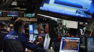 العقود الآجلة للأسهم الأمريكية مستقرة بعد تراجع ستاندرد آند بورز وداو جونز