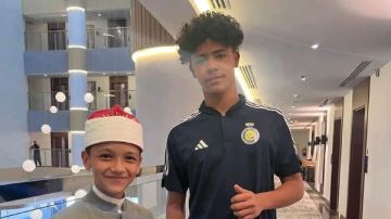 جونيور نجل كريستيانو رونالدو يلتقط صورة مع الشيخ الصغير عمر علي نجم دولة التلاوة