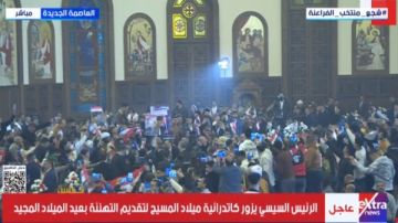 في كاتدرائية ميلاد المسيح.. الأقباط يستقبلون الرئيس السيسي بالأعلام ولافتات بنحبك ياريس 