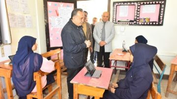 محافظ أسيوط يتفقد لجان امتحان البرمجة والذكاء الاصطناعي التوفاس بمدرسة الجامعة