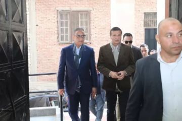 وزير الزراعة يقطع 2 كيلومتر سيرا على الأقدام لإنصاف مزارع في الفيوم بعد شكوى عدم حصوله على حصته من الأسمدة