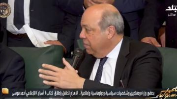 وزير الطيران المدني مهنئا أحمد موسى بكتاب أسرار: نعلم قيمته وحب الناس له