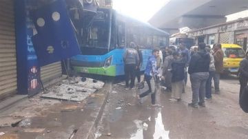 إصابة شخص في تصادم أتوبيس نقل عام بمحل تجاري بالإسكندرية (صور)