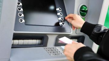 الخصم الصامت.. كم تدفع للبنوك عند استخدامك ATM ؟