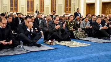 الرئيس السيسي يتفقد مسجد العزيز الحكيم بالمقطم.. منارة جديدة ومؤسسة دينية متكاملة الرئيس السيسي يتفقد مسجد العزيز الحكيم بالمقطم.. منارة جديدة ومؤسسة دينية متكاملة