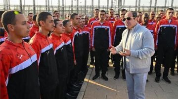 السيسي يؤدي صلاة الفجر بالأكاديمية العسكرية المصرية ويتفقد الطابور الصباحي السيسي يؤدي صلاة الفجر بالأكاديمية العسكرية المصرية ويتفقد الطابور الصباحي