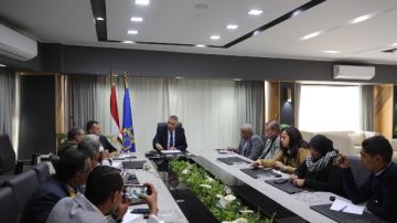 بطرق علمية مدروسة.. محافظ أسوان يكشف حلولا جذرية لمشكلة طفح وخطوط الصرف المزمنة