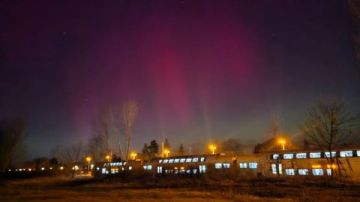 سماء أوروبا تشتعل بالأحمر.. عاصفة شمسية نادرة ترسم لوحة كونية مذهلة