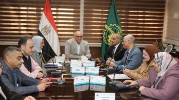 محافظ القليوبية يبحث تعزيز التعاون مع شركات الكهرباء وتطوير منظومة الإنارة العامة