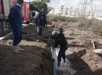 إصلاح كسر مفاجئ بماسورة مياه بمنطقة العاشر في جمصة