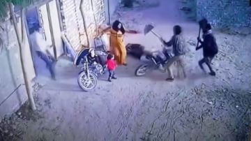 اعتداء وحشي على أسرة بالشرقية يهز مواقع التواصل.. وجارة الضحايا: شجار متعمد اعتداء وحشي على أسرة بالشرقية يهز مواقع التواصل.. وجارة الضحايا: شجار متعمد