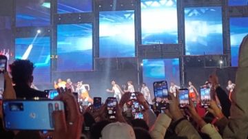 ربطتله الرباط.. مساعدة محمد رمضان تغير له الحذاء بحفل كأس العالم ربطتله الرباط.. مساعدة محمد رمضان تغير له الحذاء بحفل كأس العالم