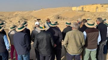 سقارة تبوح بأسرارها..حواس يكشف لوفد أسترالي تفاصيل مقبرة ابن الملك أوسر كاف