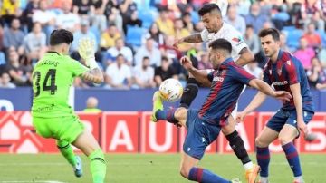 ليفانتي يحقق مفاجأة كبرى بالفوز على إشبيلية 3-0 في الدوري الإسباني