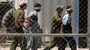 وصول 12 أسيرا محررا إلى مستشفى شهداء الأقصى في غزة وصول 12 أسيرا محررا إلى مستشفى شهداء الأقصى في غزة