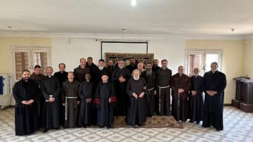 الأنبا عمانوئيل يلتقي الإكليروس الإيبارشي بمقر المطرانية بالأقصر الأنبا عمانوئيل يلتقي الإكليروس الإيبارشي بمقر المطرانية بالأقصر