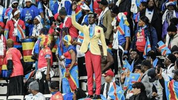 انتهت قصته.. مشجع الكونغو الشهير يودع أمم إفريقيا بطريقة حزينة (فيديو)