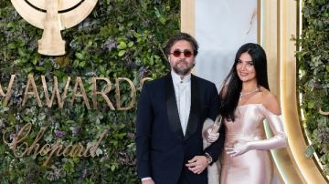 بالستان البمبي.. هشام ماجد وزوجته يخطفان الأنظار في حفل جوي أووردز