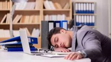 لماذا تشعر بالخمول طول اليوم؟.. أطعمة وعادات غذائية تسحب طاقتك بهدوء لماذا تشعر بالخمول طول اليوم؟.. أطعمة وعادات غذائية تسحب طاقتك بهدوء