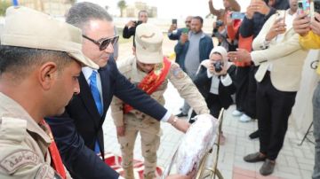 محافظ البحر الأحمر يضع إكليلا من الزهور على النصب التذكاري بمقابر الشهداء بالغردقة محافظ البحر الأحمر يضع إكليلا من الزهور على النصب التذكاري بمقابر الشهداء بالغردقة