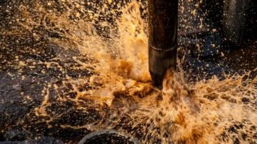 ارتفاع أسعار النفط مع تراجع الإنتاج الأميركي بنحو مليوني برميل يوميا