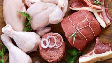 الزراعة: زيادة في إنتاج الدواجن بـ14 عن العام الماضي.. وسعر اللحمة من 250 لـ300 جنيه الزراعة: زيادة في إنتاج الدواجن بـ14 عن العام الماضي.. وسعر اللحمة من 250 لـ300 جنيه