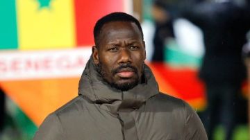 الصلاة قبل الكأس وأهدى ابنته المريضة بالسرطان اللقب.. قصة مدرب السنغال التي هزت أفريقيا